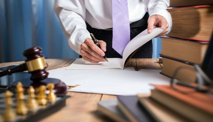 Thực hiện các thủ tục hành chính và giao dịch dân sự