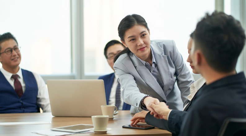 Luật sư là người bào chữa cho người có quyền lợi đối lập với người thân