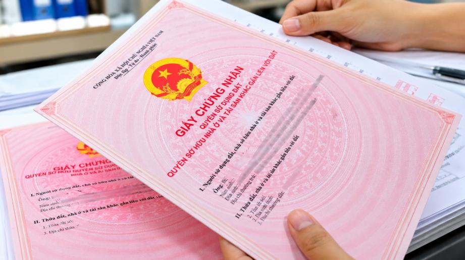 Cần xác định chính xác người đứng tên trên sổ đỏ trước khi kết luận ai có quyền sử dụng